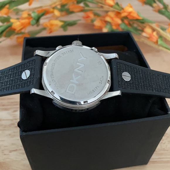 Watch - Picture 2 of 3